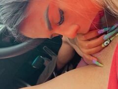 레이즈 피스가 차 안에서 고객을 빨아주며 오럴 액션을 촬영하고 있습니다.