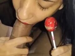 막대 사탕으로 자지를 빨고있는 맛있는 갈색 머리