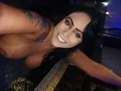 뜨거운 가슴을 가진 창녀 파멜라는 몸에 기름을 바르고 고객이 우유를 입에 넣을 때까지 빨아줍니다.