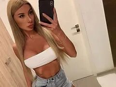 멋진 가슴을 가진 금발의 마리 크리스탈은 남자의 거시기를 빨고 미친 듯이 섹스하며 엉덩이를 내밀고 정액을 받아냈습니다.