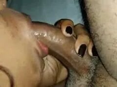 멋진 젊은 아내가 특별한 구강 세션에서 침으로 파트너의 거시기를 핥아줍니다.