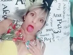 크라운 GP인 캬라 산토스 금발 암캐가 재능으로 고객의 거시기를 삼키는 비디오를 녹화했습니다.