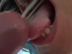 안경을 쓴 카리나 암캐 아내가 섹스하려고 입을 벌리고 얼굴이 녹았습니다.