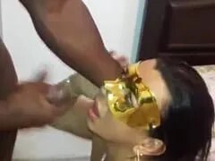 크리스의 음란 한 아내는 흑인 남자의 거시기를 입에 우유를 뿜어 낼 때까지 열망으로 빨았고 그녀의 바람둥이가 그것을 촬영했습니다.