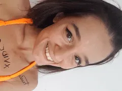 니콜 님펫 갈색 머리 암캐가 딜도로 구강을 시뮬레이션하고 침으로 장난감을 온통 핥았습니다.